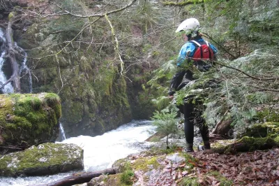 2013-04-14: En dessous de l'infran, pour nous portage, à voir pour le top 10 des kayakistes ou les vrais kamikazes?